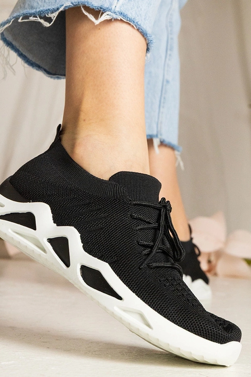 Mustad spordijalatsid sokk-tüüpi... Mustad spordijalatsid sokk-tüüpi...