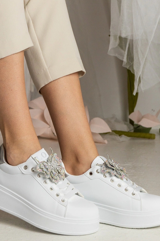 Kariba hõbe-valged tossud liblikaga... Kariba hõbe-valged tossud liblikaga...