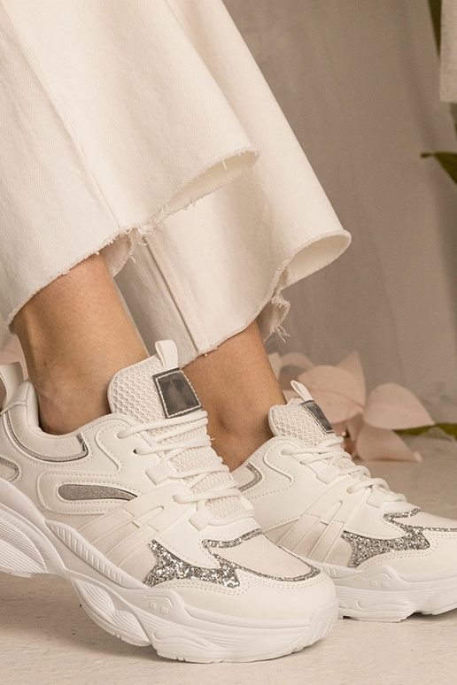 Maleda valged naiste sportlikud... Maleda valged naiste sportlikud...