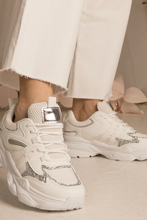 Maleda valged naiste sportlikud... Maleda valged naiste sportlikud...