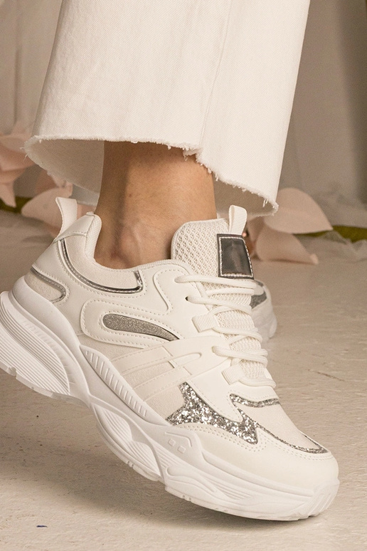 Maleda valged naiste sportlikud... Maleda valged naiste sportlikud...