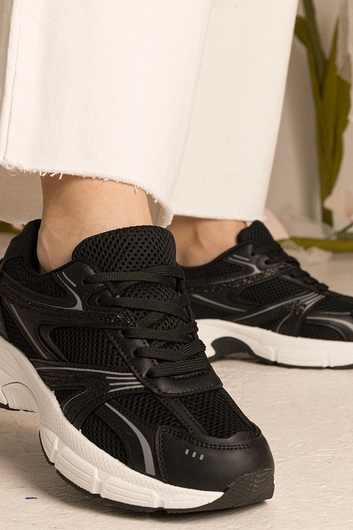 Mustad naiste spordijalatsid...