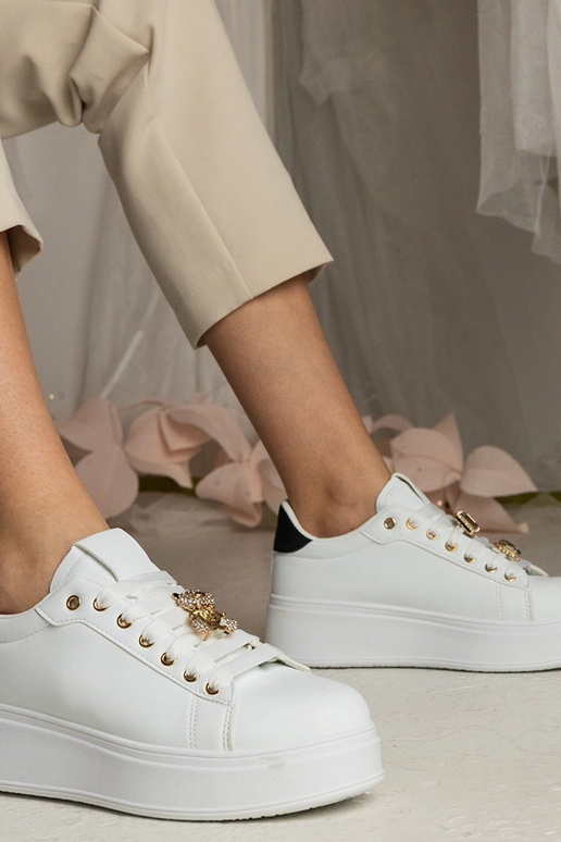 Valge-mustad naiste jalatsid kivide...