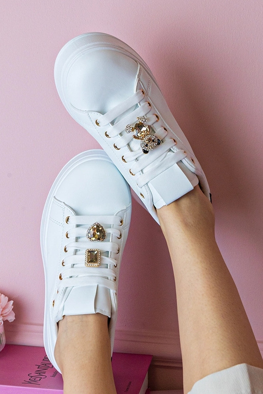 Valge-mustad naiste jalatsid kivide...