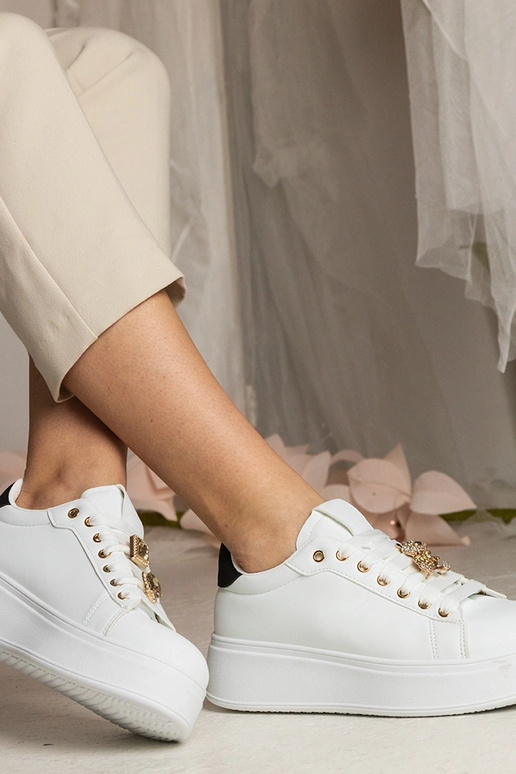 Valge-mustad naiste jalatsid kivide...