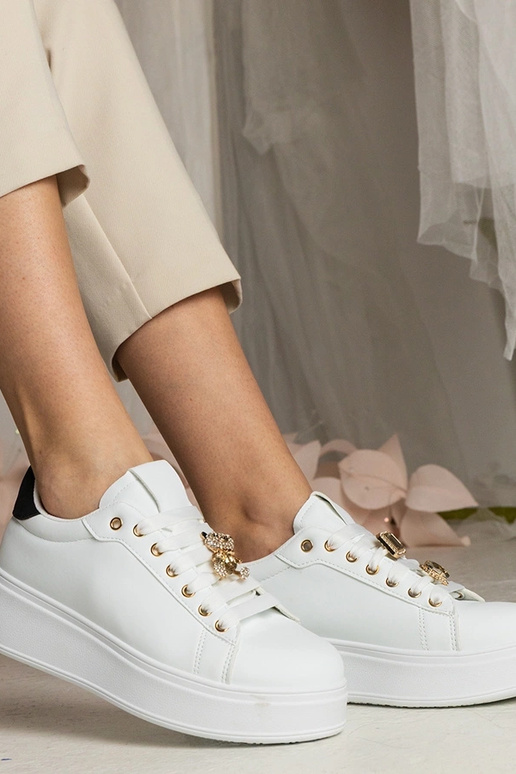 Valge-mustad naiste jalatsid kivide...