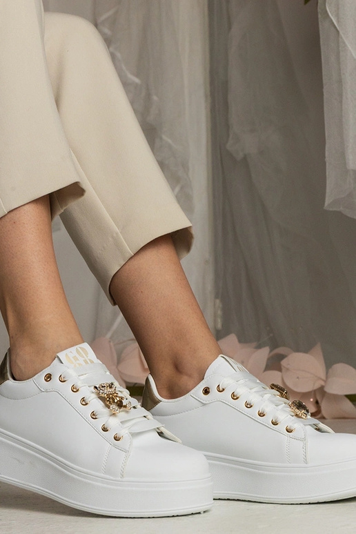 Valge-kuldne naiste jalatsid kivide...