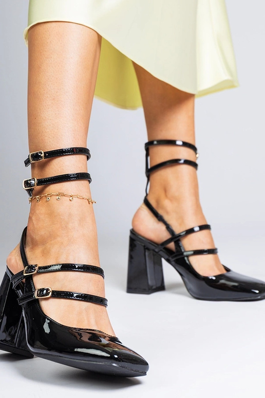 Mustad lakitud kontsakingad, millel...