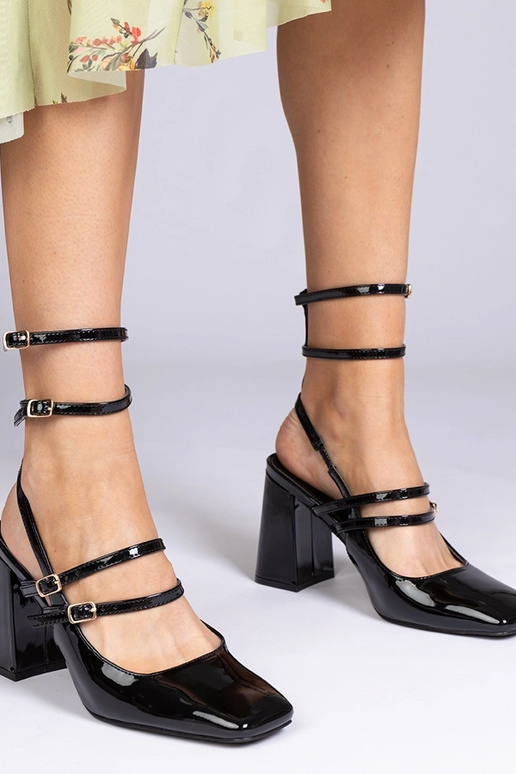 Mustad lakitud kontsakingad, millel...