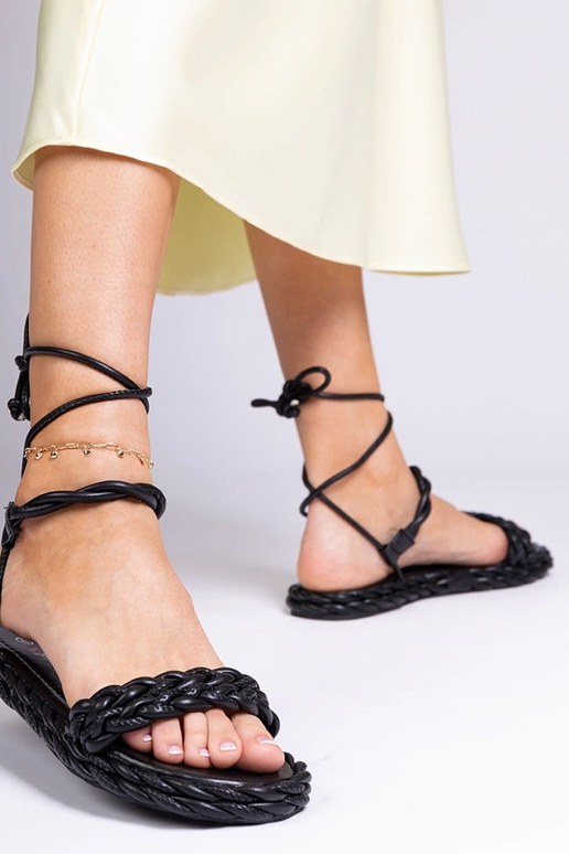 Mustad punutud naiste sandaalid Tarina