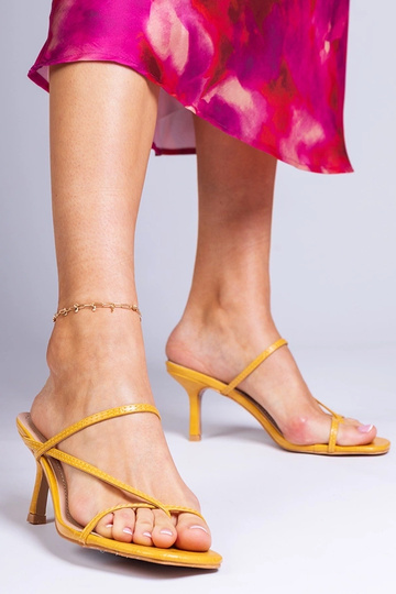 Kollased elegantne naiste...