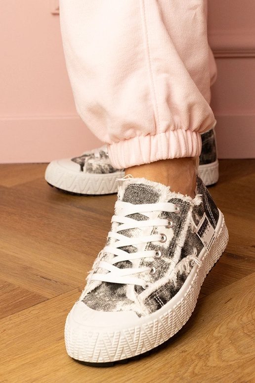 Mustad naiste spordijalatsid Bellina