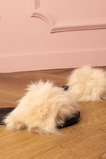 Kreemi värvi laste sussid...