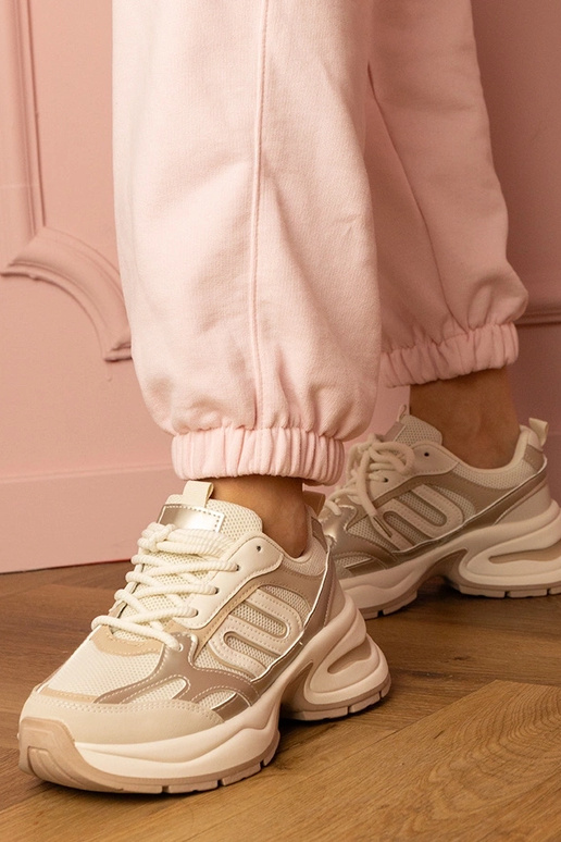 Kreemi värvi naiste spordijalatsid... Kreemi värvi naiste spordijalatsid...