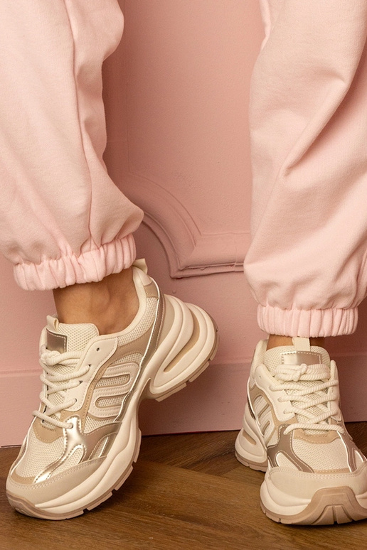 Kreemi värvi naiste spordijalatsid... Kreemi värvi naiste spordijalatsid...