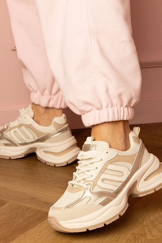 Kreemi värvi naiste spordijalatsid... Kreemi värvi naiste spordijalatsid...