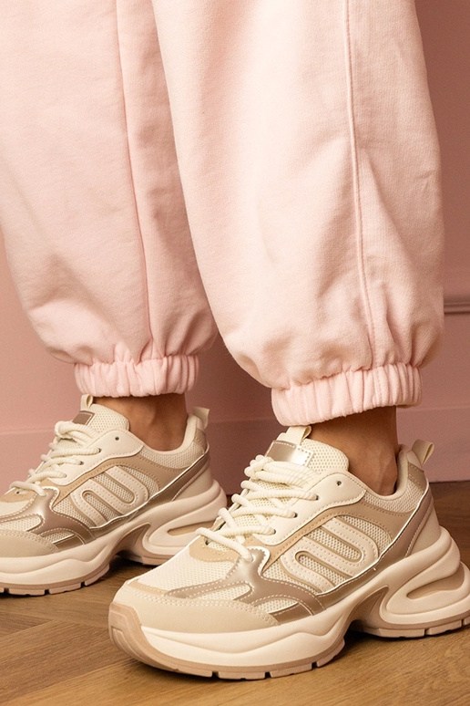 Kreemi värvi naiste spordijalatsid... Kreemi värvi naiste spordijalatsid...