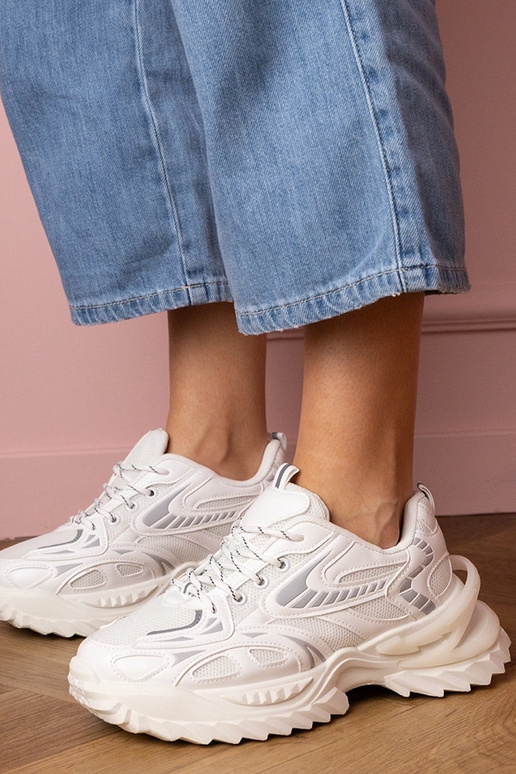 Valged naiste spordijalatsid stiilse... Valged naiste spordijalatsid stiilse...