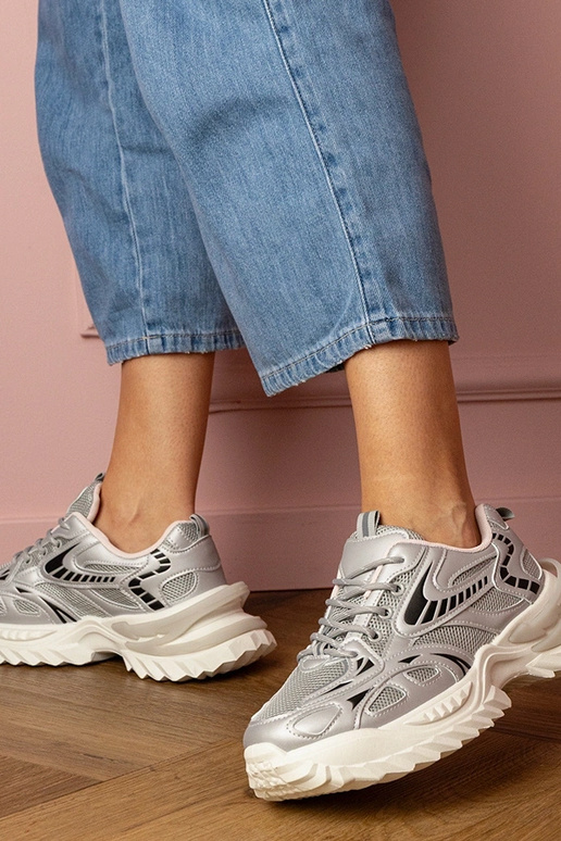 Hõbedased naiste spordijalatsid... Hõbedased naiste spordijalatsid...