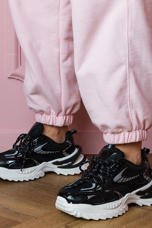 Mustad naiste spordijalatsid stiilsel... Mustad naiste spordijalatsid stiilsel...