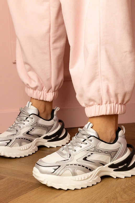 Hõbedased naiste spordijalatsid... Hõbedased naiste spordijalatsid...