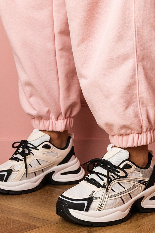 Must-valged naiste spordijalatsid...