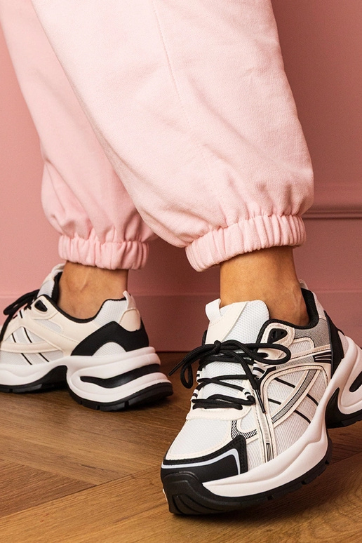 Must-valged naiste spordijalatsid...