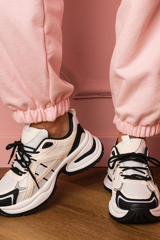 Must-valged naiste spordijalatsid...