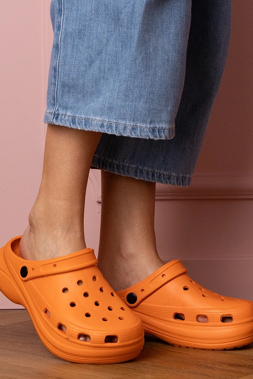 Kameris oranžid naiste suletud sussid...