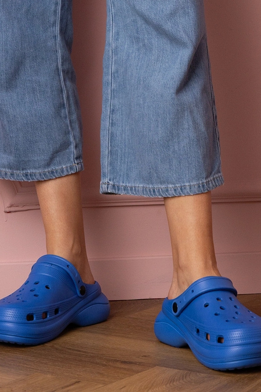 Kameris sinised naiste suletud sussid...