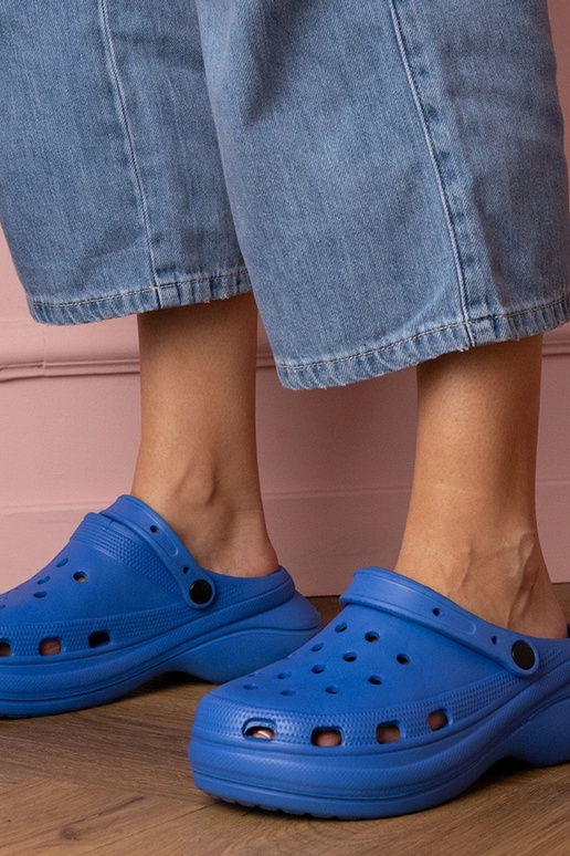 Kameris sinised naiste suletud sussid...