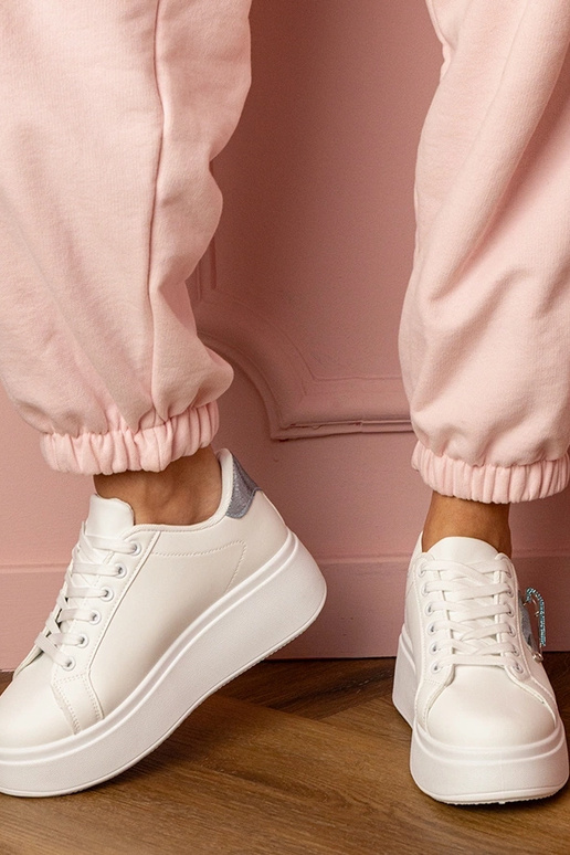 Valged naiste spordijalatsid sinise... Valged naiste spordijalatsid sinise...