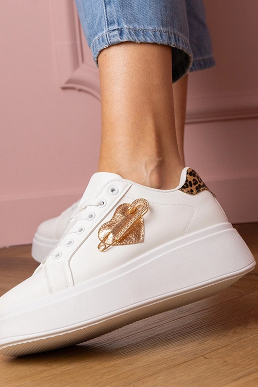 Valged naiste spordijalatsid loomade... Valged naiste spordijalatsid loomade...