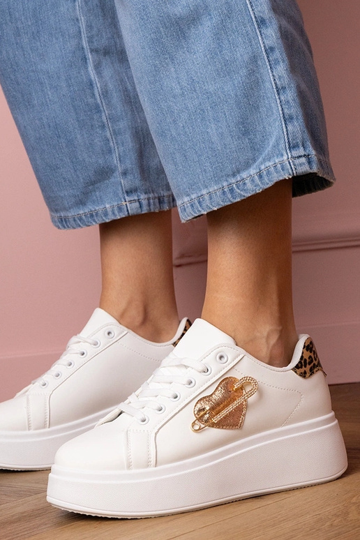 Valged naiste spordijalatsid loomade... Valged naiste spordijalatsid loomade...