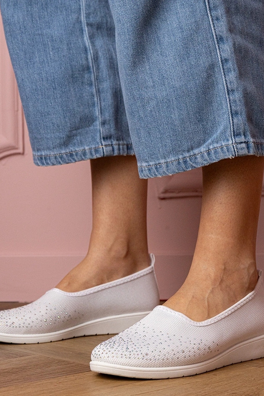 Valged naiste spordisandaalid... Valged naiste spordisandaalid...