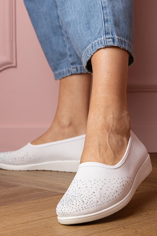 Valged naiste spordisandaalid... Valged naiste spordisandaalid...