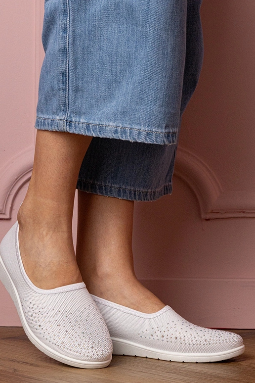 Valged naiste spordisandaalid... Valged naiste spordisandaalid...