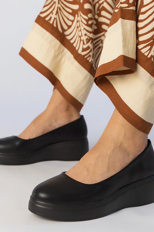 Mustad platvormi poolsaapad...