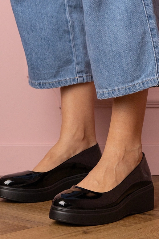 Mustad lakk-nahast naiste poolsaapad...