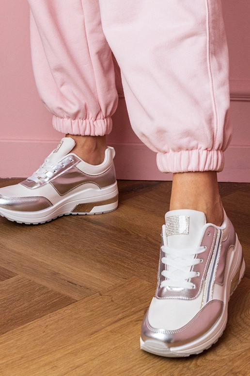 Valged naiste spordijalatsid... Valged naiste spordijalatsid...