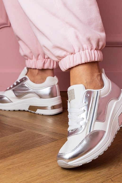 Valged naiste spordijalatsid... Valged naiste spordijalatsid...