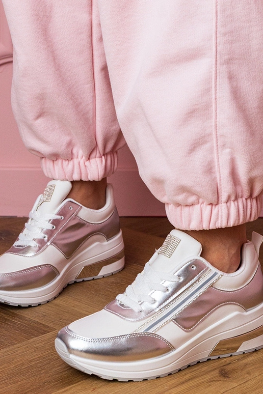 Valged naiste spordijalatsid... Valged naiste spordijalatsid...