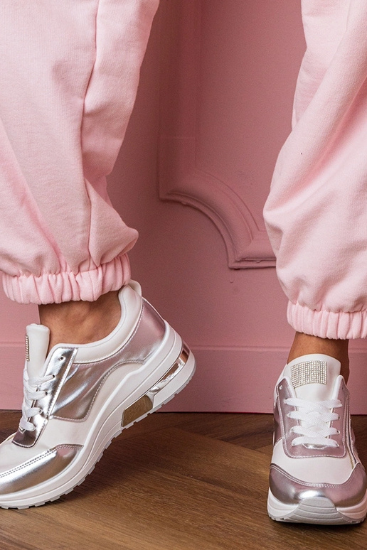 Valged naiste spordijalatsid... Valged naiste spordijalatsid...