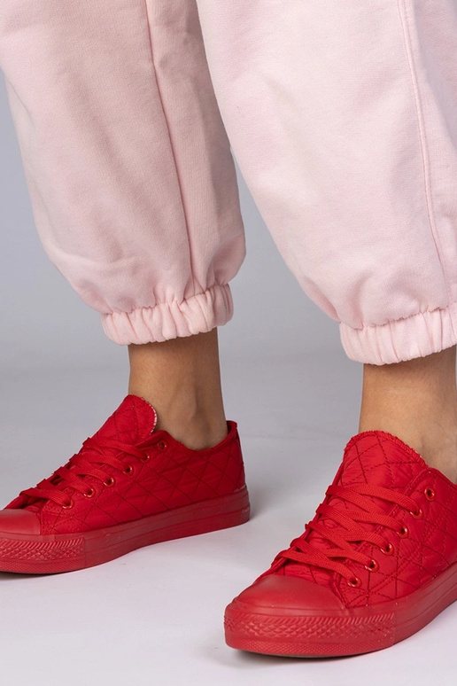 Punased klassikalised õmmeldud...