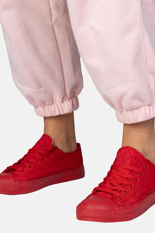 Punased klassikalised õmmeldud...