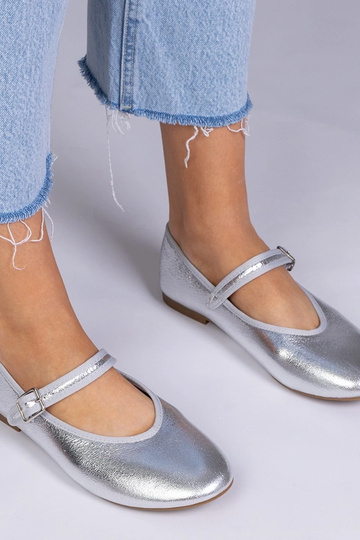 Hõbedased naiste baleriinad...