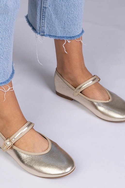 Kuldse säärekaelusega naiste...