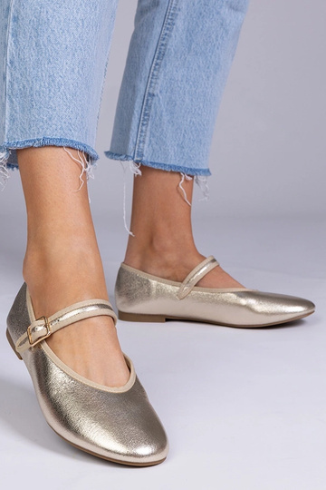 Kuldse säärekaelusega... 2