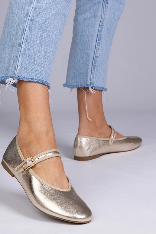 Kuldse säärekaelusega naiste...