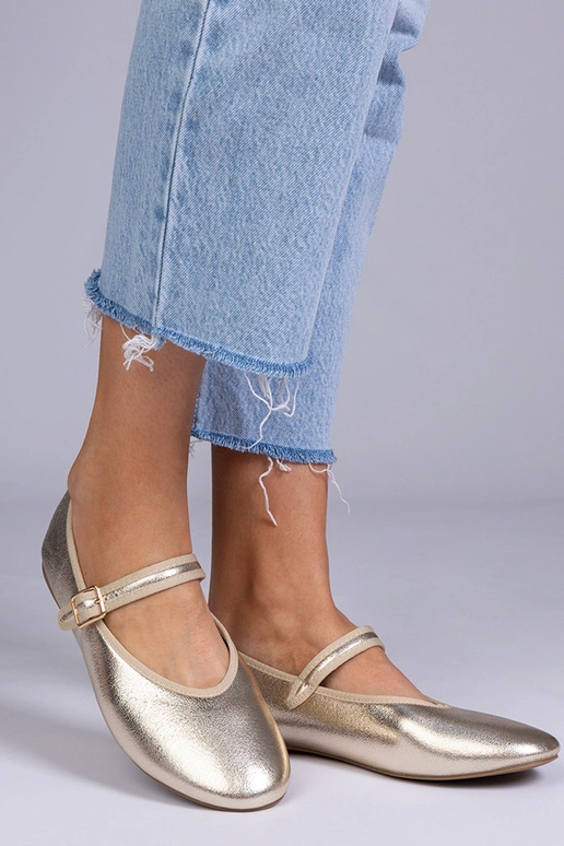 Kuldse säärekaelusega naiste...